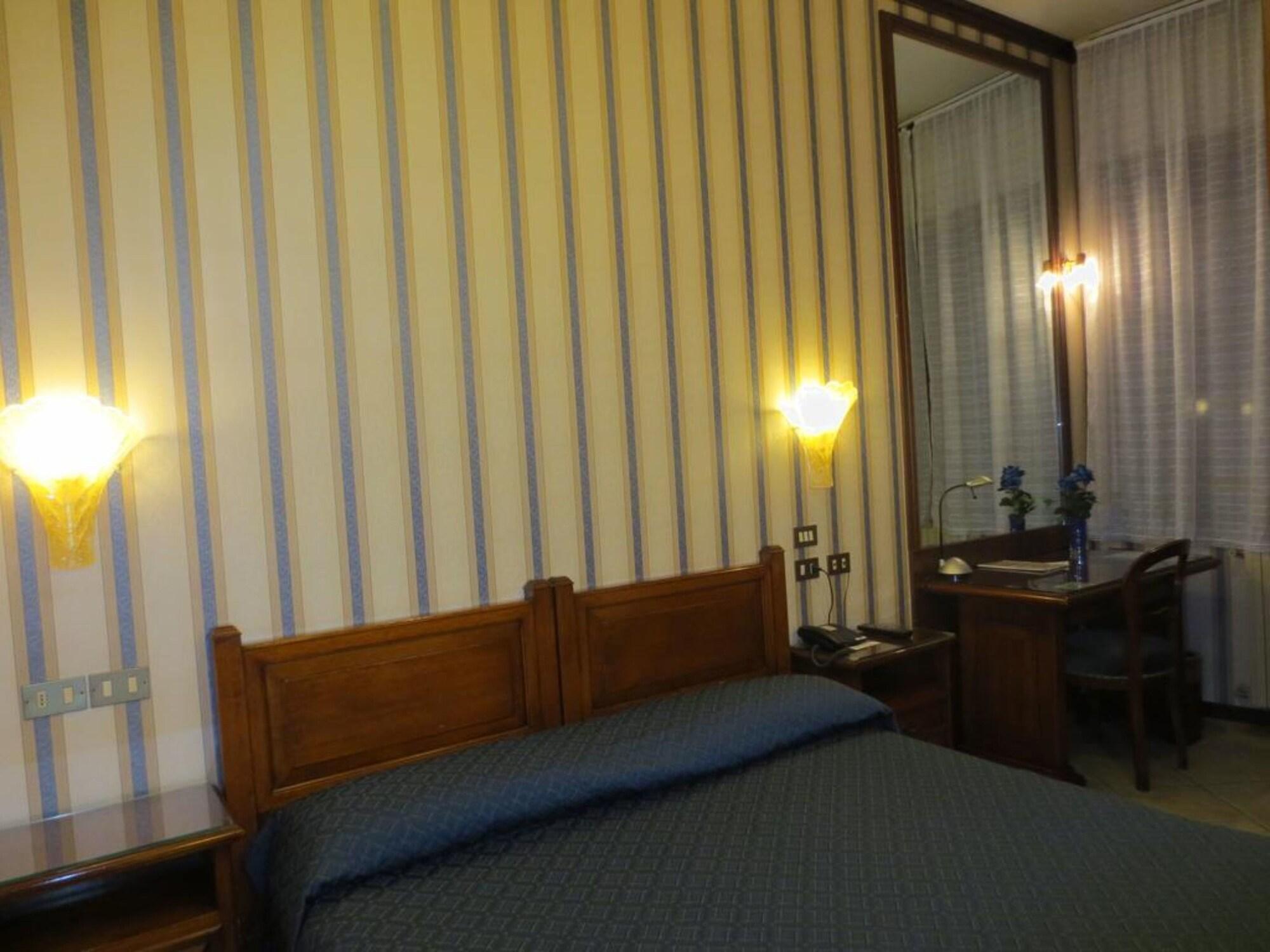 Hotel Italia City Center Мантова Екстериор снимка