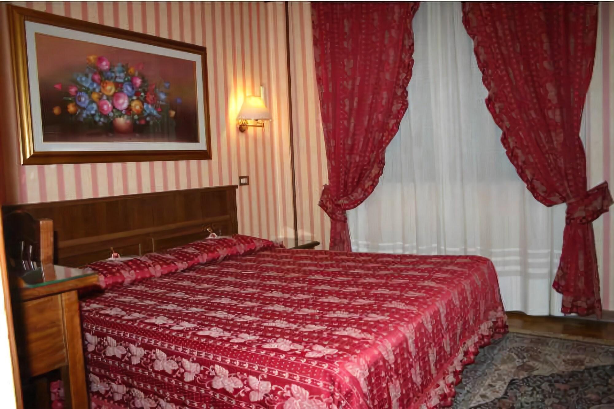 Hotel Italia City Center Мантова Екстериор снимка